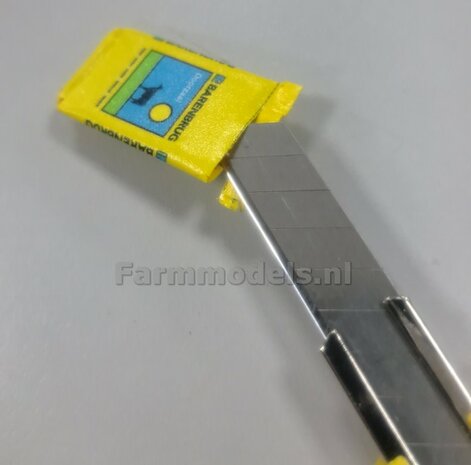 Graszaad: BARENBRUG DOORZAAI  SET A = 5x verschillende volle zakken + 1x lege zak zaadgoed + 6x Pr&eacute;-Cut decal-stickers  1:32  