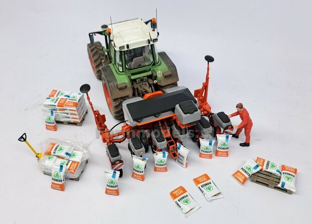 6x Pr&eacute;-Cut Decal stickerset Ma&iuml;szaad: PIONEER SEED CORN zaadgoed voorgesneden stickers op (kleuren) stickerfolie 1:32  