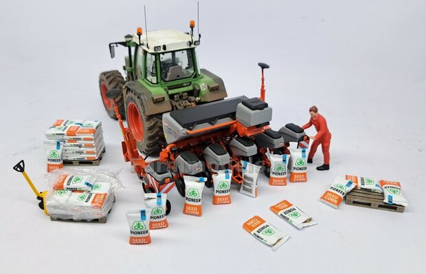 6x Pr&eacute;-Cut Decal stickerset Ma&iuml;szaad: PIONEER SEED CORN zaadgoed voorgesneden stickers op (kleuren) stickerfolie 1:32  