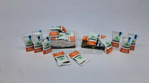 6x Pr&eacute;-Cut Decal stickerset Ma&iuml;szaad: PIONEER SEED CORN zaadgoed voorgesneden stickers op (kleuren) stickerfolie 1:32  