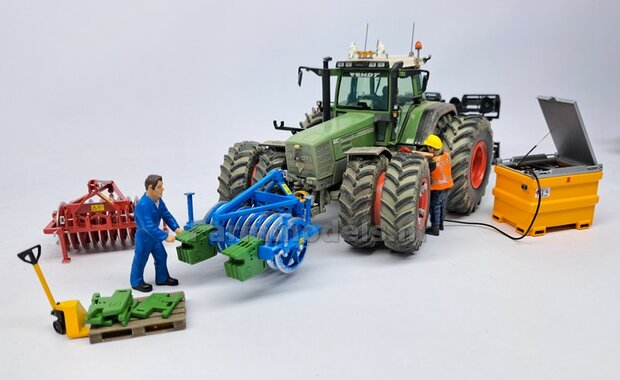 BOUWKIT: Frontpakker Materiaal Resin LEMKEN BLAUW gespoten geleverd 1:32