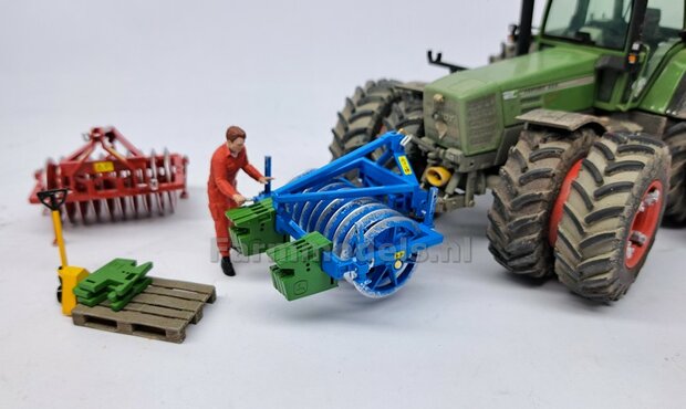 BOUWKIT: HE-VA Frontpakker Materiaal Resin ROOD gespoten geleverd 1:32