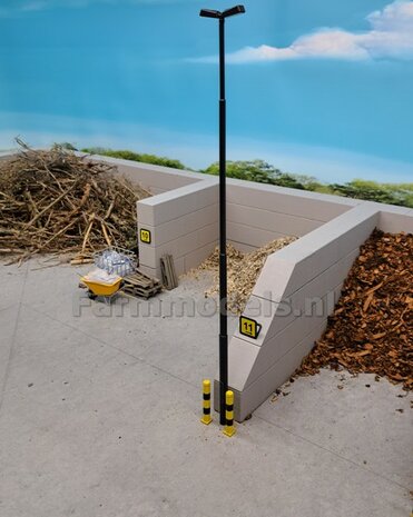 5x ENKEL VERLICHTINGS ARMATUUR VERSIE A1 Materiaal RESIN BLANK geleverd + 5x Pr&eacute;-Cut Decals 1:32    