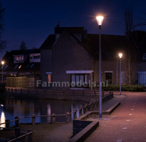 BOUWKIT: 2x ENKEL VERLICHTINGS ARMATUUR VERSIE A1 + LANTAARNPALEN 288mm + 2x Pr&eacute;-Cut Decals LED VERLICHTING 1:32    