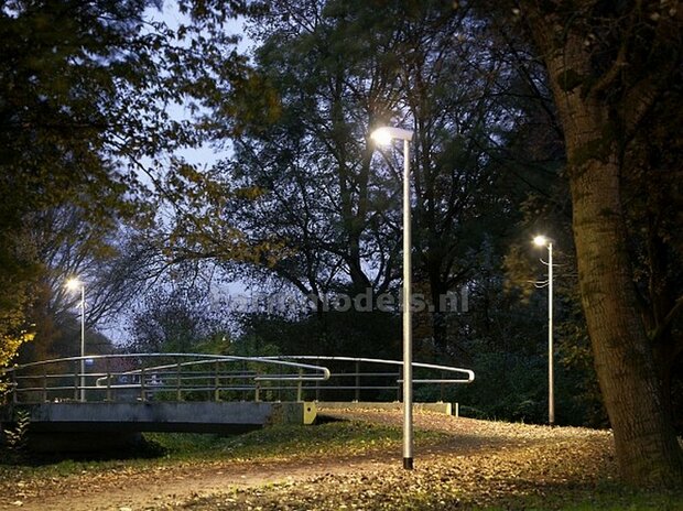 2x LANTAARNPALEN 288mm ENKEL ARMATUUR VERSIE A1 ANTRACIET RAL 7021 + LED VERLICHTING en INSPECTIELUIK Decals  1:32    