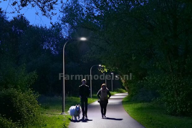 BOUWKIT: 2x DUBBEL VERLICHTINGS ARMATUUR VERSIE G2 + LANTAARNPALEN 288mm + 4x Pr&eacute;-Cut Decals LED VERLICHTING 1:32    