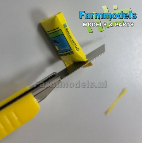 Ma&iuml;szaad: PIONEER CORNSEED  SET A = 5x verschillende volle zakken + 1x lege zak zaadgoed + 6x Pr&eacute;-Cut decal-stickers  1:32  