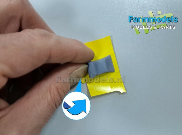 Ma&iuml;szaad: PIONEER CORNSEED  SET A = 5x verschillende volle zakken + 1x lege zak zaadgoed + 6x Pr&eacute;-Cut decal-stickers  1:32  