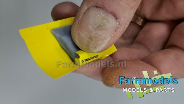 Ma&iuml;szaad: PIONEER CORNSEED  SET A = 5x verschillende volle zakken + 1x lege zak zaadgoed + 6x Pr&eacute;-Cut decal-stickers  1:32  