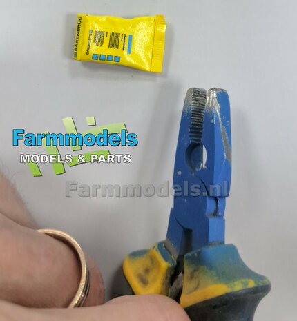 Ma&iuml;szaad: PIONEER CORNSEED  SET A = 5x verschillende volle zakken + 1x lege zak zaadgoed + 6x Pr&eacute;-Cut decal-stickers  1:32  