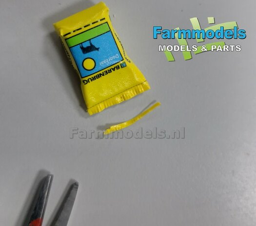 Ma&iuml;szaad: PIONEER CORNSEED  SET A = 5x verschillende volle zakken + 1x lege zak zaadgoed + 6x Pr&eacute;-Cut decal-stickers  1:32  