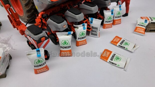 Ma&iuml;szaad: PIONEER CORNSEED  SET A = 5x verschillende volle zakken + 1x lege zak zaadgoed + 6x Pr&eacute;-Cut decal-stickers  1:32  