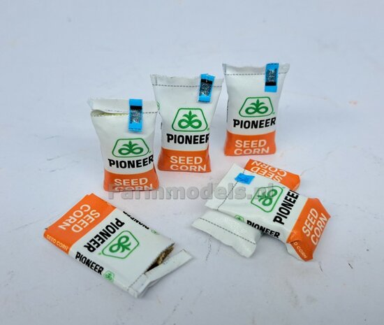 Ma&iuml;szaad: PIONEER CORNSEED  SET A = 5x verschillende volle zakken + 1x lege zak zaadgoed + 6x Pr&eacute;-Cut decal-stickers  1:32  