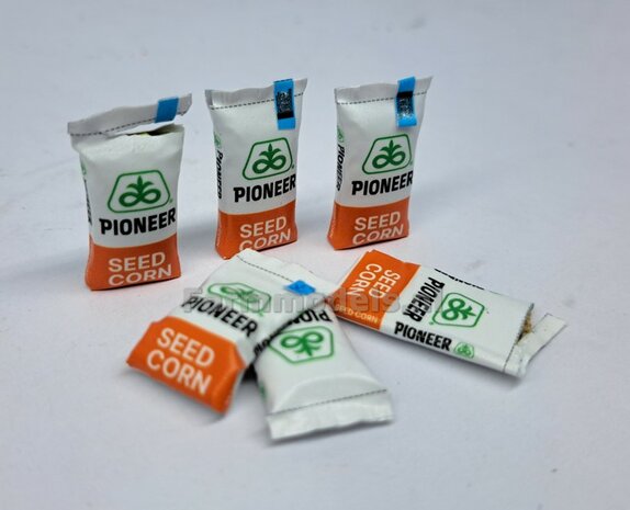 Ma&iuml;szaad: PIONEER CORNSEED  SET A = 5x verschillende volle zakken + 1x lege zak zaadgoed + 6x Pr&eacute;-Cut decal-stickers  1:32  