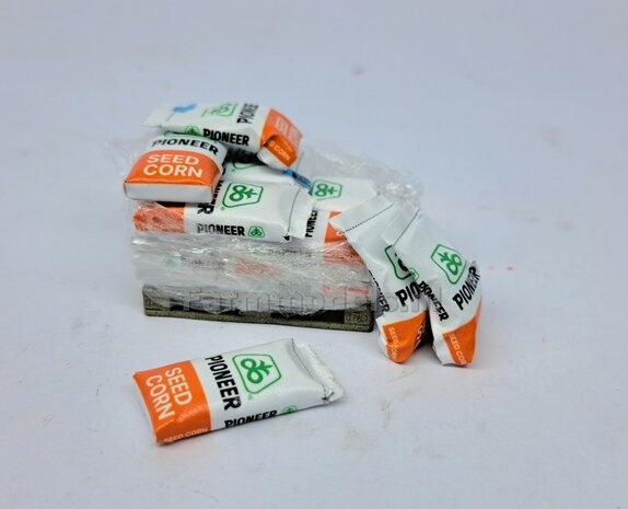 Ma&iuml;szaad: PIONEER CORNSEED  SET A = 5x verschillende volle zakken + 1x lege zak zaadgoed + 6x Pr&eacute;-Cut decal-stickers  1:32  