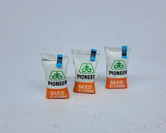 Ma&iuml;szaad: PIONEER CORNSEED  SET B = 6x volle zakken zaadgoed (3 vormen) + 6x Pr&eacute;-Cut decal-stickers 1:32  