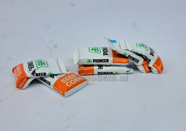 Ma&iuml;szaad: PIONEER CORNSEED  SET B = 6x volle zakken zaadgoed (3 vormen) + 6x Pr&eacute;-Cut decal-stickers 1:32  
