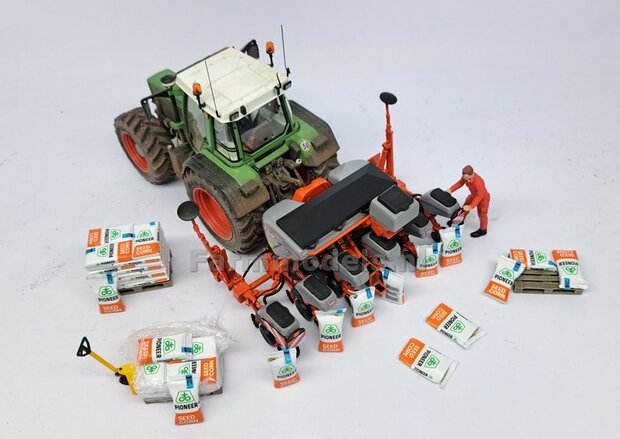 Ma&iuml;szaad: PIONEER CORNSEED SET C = 6 liggende volle zakken (2 verschillende vormen) + 6x Pr&eacute;-Cut decal-stickers  1:32  