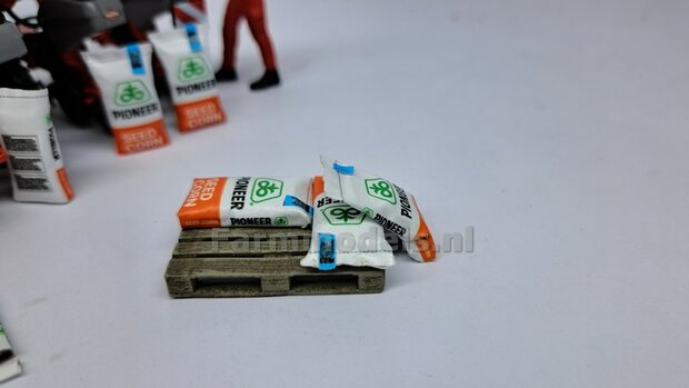 Ma&iuml;szaad: PIONEER CORNSEED SET C = 6 liggende volle zakken (2 verschillende vormen) + 6x Pr&eacute;-Cut decal-stickers  1:32  