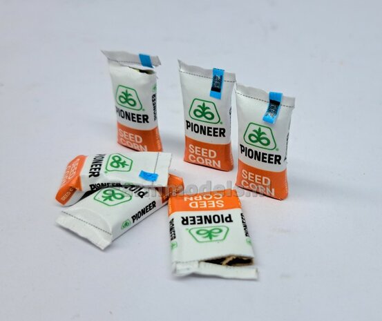 Ma&iuml;szaad: PIONEER CORNSEED SET C = 6 liggende volle zakken (2 verschillende vormen) + 6x Pr&eacute;-Cut decal-stickers  1:32  