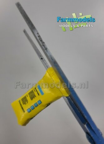 Ma&iuml;szaad: PIONEER CORNSEED SET C = 6 liggende volle zakken (2 verschillende vormen) + 6x Pr&eacute;-Cut decal-stickers  1:32  