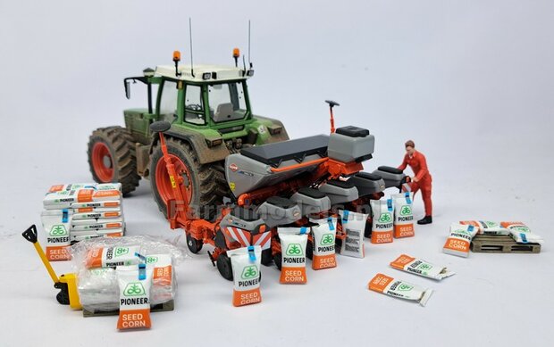 Gestapelde zakken Ma&iuml;szaad: PIONEER CORNSEED SET K = 3 lagen zaadgoed + 1 losse zak + 5x Pr&eacute;-Cut decal-stickers 1:32  
