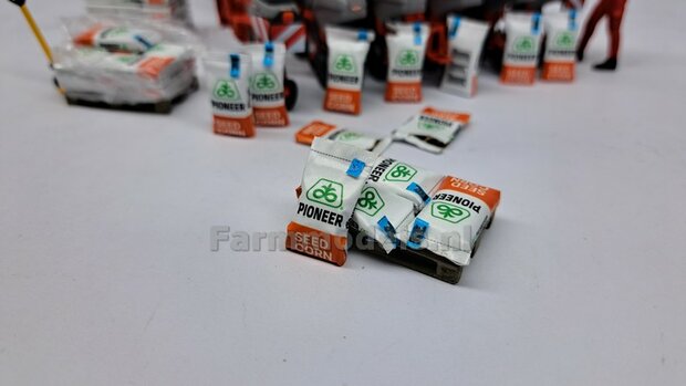 Gestapelde zakken Ma&iuml;szaad: PIONEER CORNSEED SET K = 3 lagen zaadgoed + 1 losse zak + 5x Pr&eacute;-Cut decal-stickers 1:32  