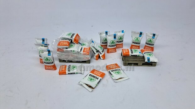 Gestapelde zakken Ma&iuml;szaad: PIONEER CORNSEED SET K = 3 lagen zaadgoed + 1 losse zak + 5x Pr&eacute;-Cut decal-stickers 1:32  