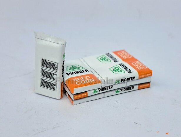 Gestapelde zakken Ma&iuml;szaad: PIONEER CORNSEED SET K = 3 lagen zaadgoed + 1 losse zak + 5x Pr&eacute;-Cut decal-stickers 1:32  