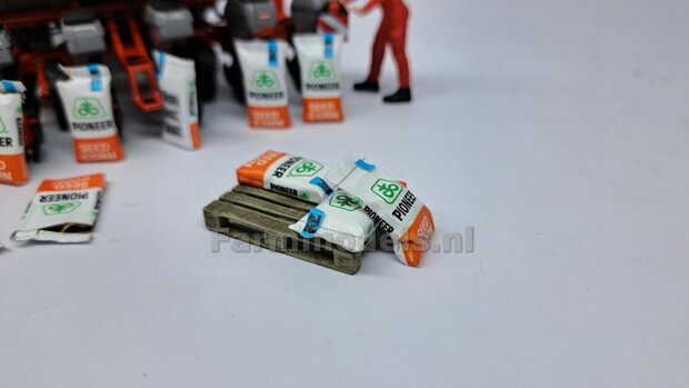 Gestapelde zakken Ma&iuml;szaad: PIONEER CORNSEED SET L = 8 lagen zaadgoed + 1 losse zak + 5x Pr&eacute;-Cut decal-stickers 1:32  