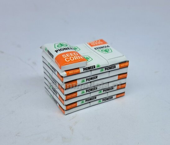 Gestapelde zakken Ma&iuml;szaad: PIONEER CORNSEED SET L = 8 lagen zaadgoed + 1 losse zak + 5x Pr&eacute;-Cut decal-stickers 1:32  