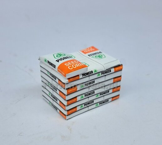 Gestapelde zakken Ma&iuml;szaad: PIONEER CORNSEED SET L = 8 lagen zaadgoed + 1 losse zak + 5x Pr&eacute;-Cut decal-stickers 1:32  