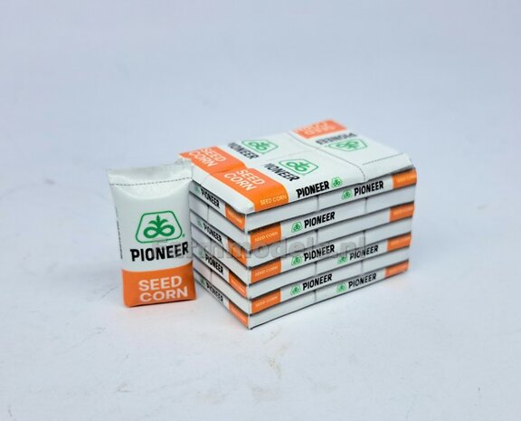 Gestapelde zakken Ma&iuml;szaad: PIONEER CORNSEED SET L = 8 lagen zaadgoed + 1 losse zak + 5x Pr&eacute;-Cut decal-stickers 1:32  