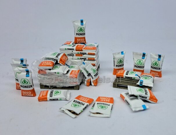 Gestapelde zakken Ma&iuml;szaad: PIONEER CORNSEED SET M = 12 lagen zaadgoed + 1 lege zak + 5x Pr&eacute;-Cut decal-stickers 1:32  