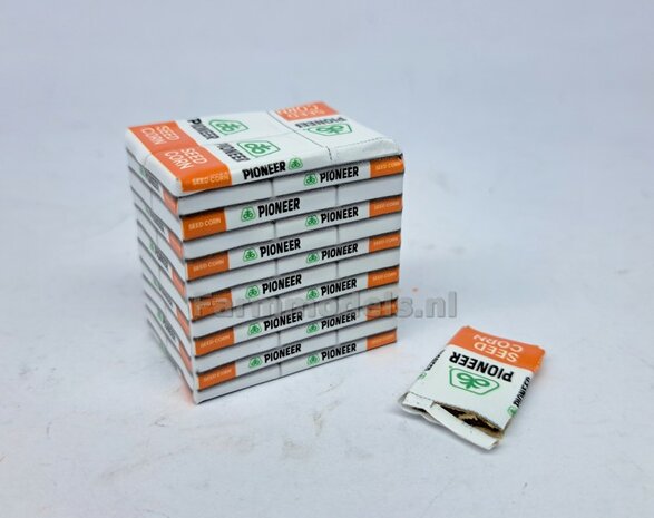 Gestapelde zakken Ma&iuml;szaad: PIONEER CORNSEED SET M = 12 lagen zaadgoed + 1 lege zak + 5x Pr&eacute;-Cut decal-stickers 1:32  