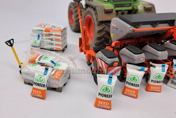 Pallet Ma&iuml;szaad: PIONEER CORNSEED PALLET READY L  1:32  