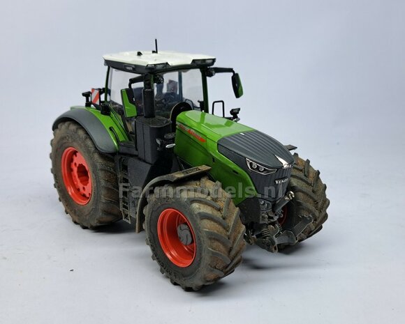 &Oslash; 73 x 30.4 mm: FENDT 1052 UH: 2x Michelin Axiobib2 Banden + Resin Velgen FENDT TERRA-RED ROOD Gespoten geleverd 1:32  