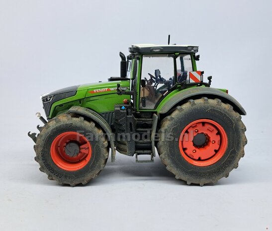 &Oslash; 73 x 30.4 mm: FENDT 1052 UH: 2x Michelin Axiobib2 Banden + Resin Velgen FENDT TERRA-RED ROOD Gespoten geleverd 1:32  