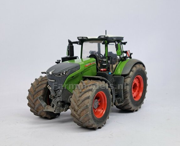 &Oslash; 73 x 30.4 mm: FENDT 1052 UH: 2x Michelin Axiobib2 Banden + Resin Velgen FENDT TERRA-RED ROOD Gespoten geleverd 1:32  