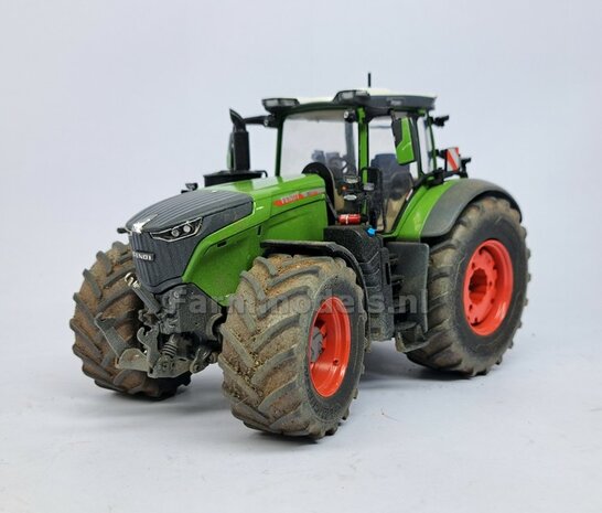&Oslash; 73 x 30.4 mm: FENDT 1052 UH: 2x Michelin Axiobib2 Banden + Resin Velgen FENDT TERRA-RED ROOD Gespoten geleverd 1:32  