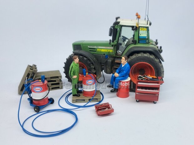 2x Zetor OLIEDRUMS + 3x losse doppen OLIEDRUMS Resin WIT GLANS gespoten geleverd + Zetor Pr&eacute;-Cut Decal stickersets 1:32