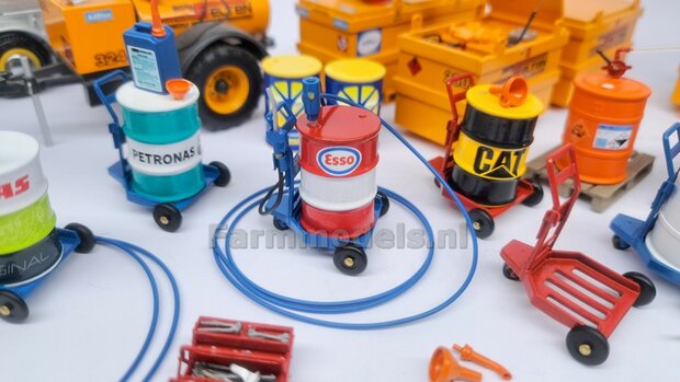 2x Zetor OLIEDRUMS + 3x losse doppen OLIEDRUMS Resin WIT GLANS gespoten geleverd + Zetor Pr&eacute;-Cut Decal stickersets 1:32