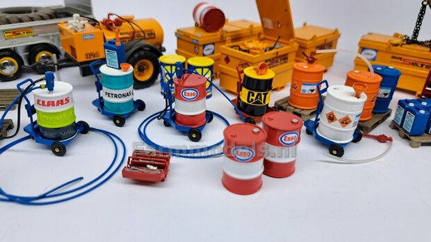 2x Zetor OLIEDRUMS + 3x losse doppen OLIEDRUMS Resin WIT GLANS gespoten geleverd + Zetor Pr&eacute;-Cut Decal stickersets 1:32