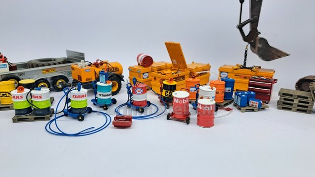 2x Zetor OLIEDRUMS + 3x losse doppen OLIEDRUMS Resin WIT GLANS gespoten geleverd + Zetor Pr&eacute;-Cut Decal stickersets 1:32