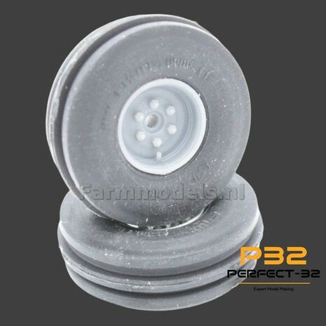 2x &Oslash; 30 x 10 mm: 2WD Three Rib Tire 11.00R16 Banden en As stompen RESIN. Velgen WIT Gespoten 1:32   PERFECT-32 P23