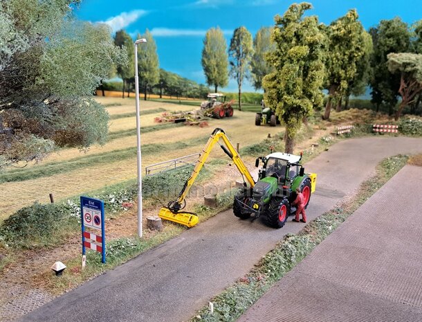 BOUWKIT: HERDER ECOMAAIER KMU Resin, BLANK geleverd incl Pr&eacute;-Cut Decal Stickers, snelwissel en ketting 1:32  