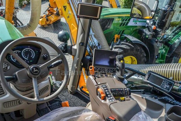 2x HERDER JOYSTICKS t.b.v. montage in cabine Materiaal: RESIN, BLANK geleverd  1:32  