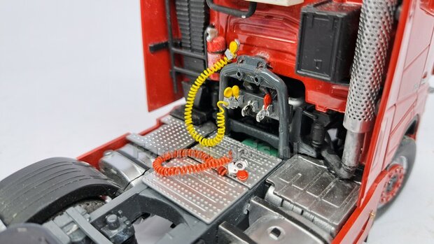 2x WABCO LUCHTKOPPELING met STOFKLEP, echt beweeg- &amp; koppelbaar Materiaal: RESIN BLANK Geleverd, geschikt voor &Oslash; 0.5mm luchtleidingen 1:32