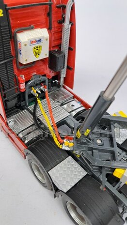 2x WABCO LUCHTKOPPELING met STOFKLEP, echt beweeg- &amp; koppelbaar Materiaal: RESIN BLANK Geleverd, geschikt voor &Oslash; 0.5mm luchtleidingen 1:32