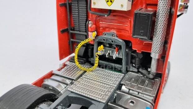 4x WABCO LUCHTKOPPELING met STOFKLEP, echt beweeg- &amp; koppelbaar Materiaal: RESIN BLANK Geleverd, geschikt voor &Oslash; 0.5mm luchtleidingen 1:32